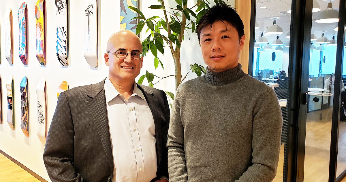 SnowflakeのVP of Sales Engineering for Global ExpansionであるHerskovitz（ハーコヴィッツ）（左）。現在は日本市場開拓のため東京を拠点に活動している。右は日本法人代表の東條英俊氏。